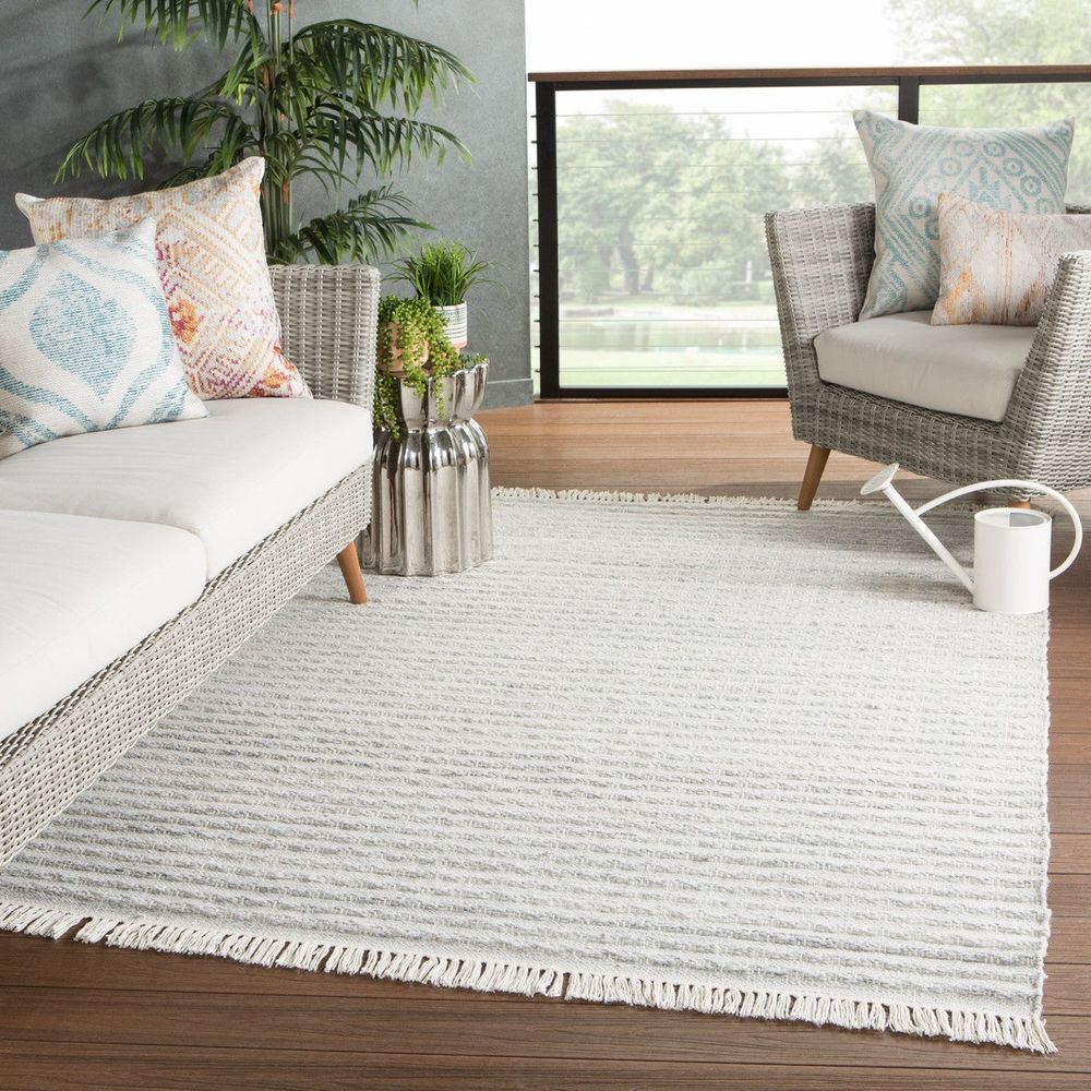 Tobias Solid Light Gray/ Cream Area Rug (4'X6')